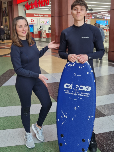 eine Promotionhostess und ein Promotionhost in einer Mall für Olaian.
